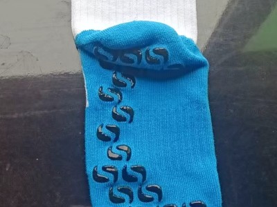 ソックス工場と提携しておりスポーツソックス、ジャガード総柄など、様々なソックスの作製が可能です。