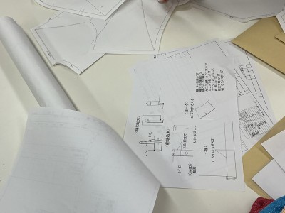 デザイン画からのパターンメイキングに対応しています。東レCADを使用し、縫製仕様まで作り込んだパターンをデータ形式（DXF等）と紙でご提供。他工場での量産を見据えたデータ納品にも対応します。パターンのみのご依頼、既存パターンの修正も承ります。