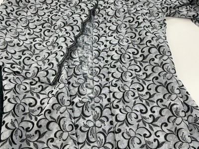 弊社オリジナルのレース素材を用いた、羽織のOEM製作。市販にない生地から製品をご提案できるのが強みです。花柄の総レースは扱いの難しい素材ですが、透けを活かした軽やかな仕立てと縁のスカラップ加工で上質に。オリジナル素材での差別化をお考えの方はぜひご相談ください。
