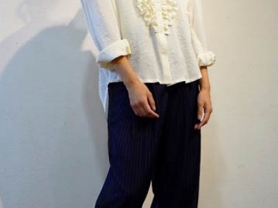 フリルシャツ+ピンストライプパンツ