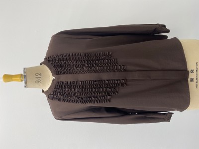 フリルブラウス