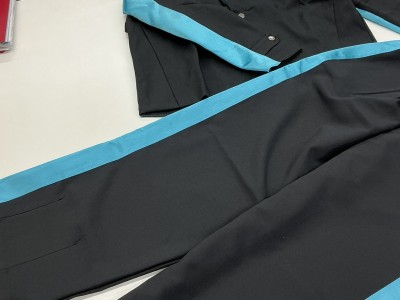 一般の洋服をダンス系ステージ衣裳へリメイクした一着。黒地にターコイズのサテンを効かせ、ステージ映えする配色をご提案しました。ダンスの激しい動きに耐える縫製仕様で、見た目と耐久性を両立。手持ちの衣裳のアレンジ・作り替えのご相談もお任せください。